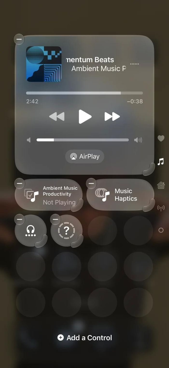 iOS 27 cho phép người dùng sắp xếp trung tâm điều khiển (Control Center) theo ý thích. Ảnh: PCMag.