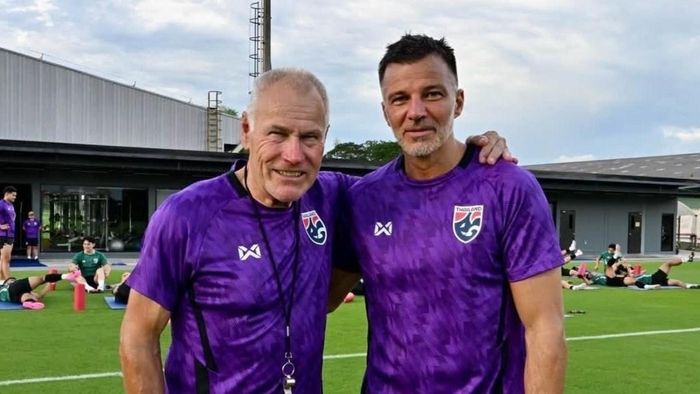 Peter Taylor (trái) được bổ sung vào ban huấn luyện tuyển Thái Lan chỉ vài ngày trước FIFA ASEAN Cup 2026.