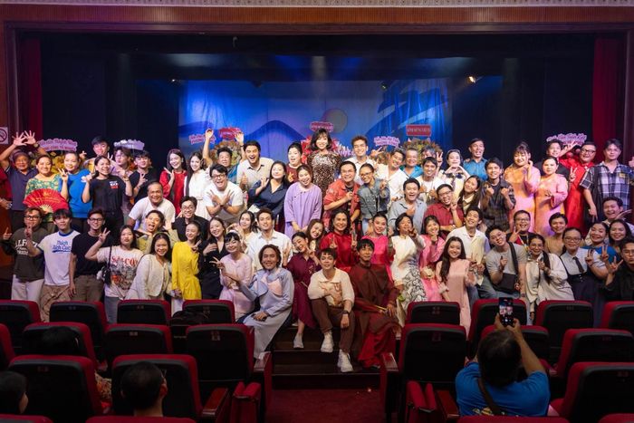  Hàng trăm nghệ sĩ như Đại Nghĩa, Ngọc Phước... cúng Tổ nghề ở sân khấu Idecaf. Ảnh: FBNV. 