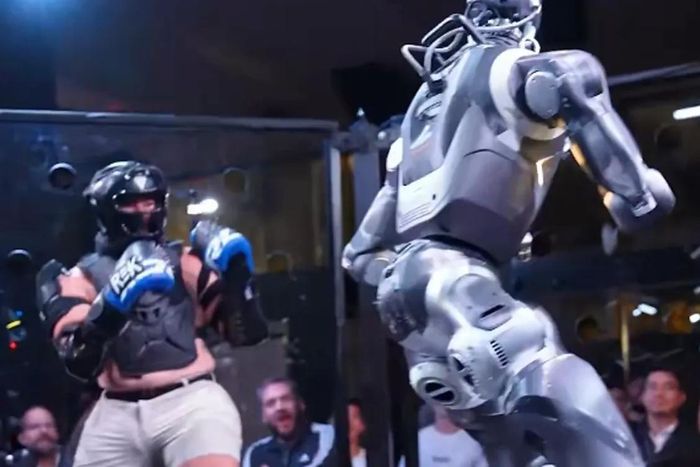 Lần đầu tiên trong lịch sử, con người so găng với robot trong một trận đấu MMA. Ảnh: Frankie Lapenna.