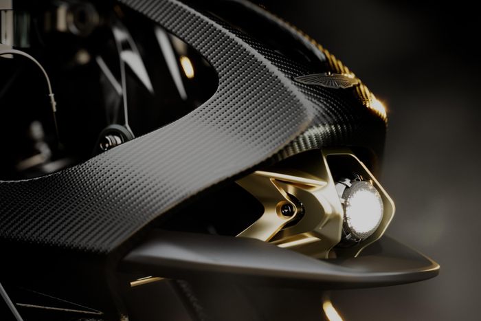 Aston Martin AMB 002 Roadster chỉ được sản xuất thủ công với số lượng giới hạn 300 chiếc. Những đơn hàng đầu tiên sẽ được bàn giao từ quý III/2027.