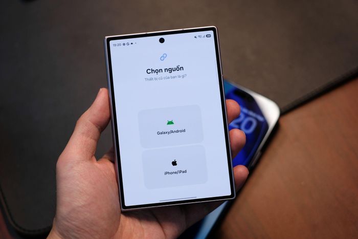 Smart Switch cho phép chuyển dữ liệu sang Galaxy Z Fold8 không dây, bắt đầu đơn giản bằng thao tác quét mã QR.
