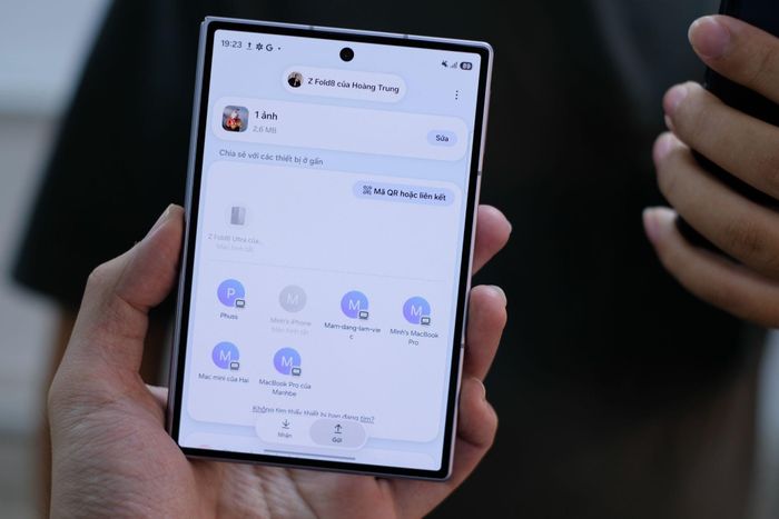 Quick Share trên Galaxy Z Fold8 cho phép chia sẻ trực tiếp hình ảnh, video và tài liệu với thiết bị thuộc hệ sinh thái khác.
