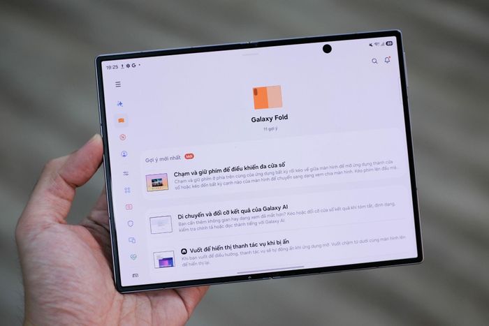 Ứng dụng Mẹo trên Galaxy Z Fold8 giúp người dùng mới nhanh chóng làm quen và khai thác hiệu quả tính năng đặc trưng của màn hình gập.