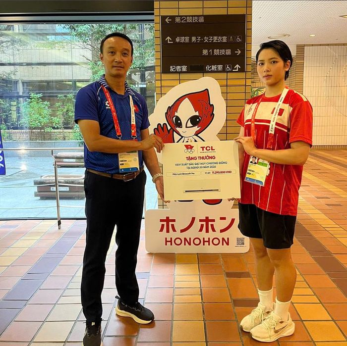  Bùi Ngọc Nhi nhận thưởng sau màn trình diễn tại ASIAD 20. Ảnh: Bùi Lượng. 