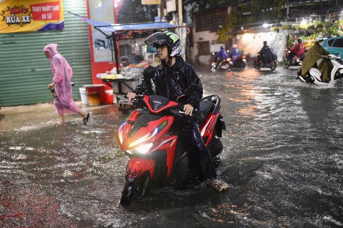  Theo ghi nhận, ngay từ 16h, mưa lớn xuất hiện tại nhiều khu vực TP.HCM bao gồm khu vực ngã tư Bảy Hiền, cảng Nhà Bè, đường Tô Ngọc Vân... Có thời điểm mưa trắng trời, lượng nước dồn xuống mặt đường nhanh khiến một số tuyến trũng thấp xuất hiện ngập. 