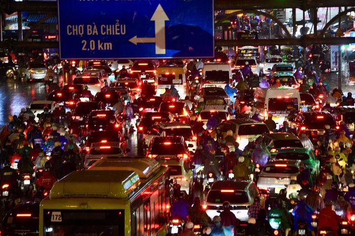  Tại nút giao Hàng Xanh, phương tiện kẹt cứng khi di chuyển từ hướng Điện Biên Phủ - cầu Sài Gòn vào đường Xô Viết Nghệ Tĩnh, hướng về cầu Bình Triệu. 