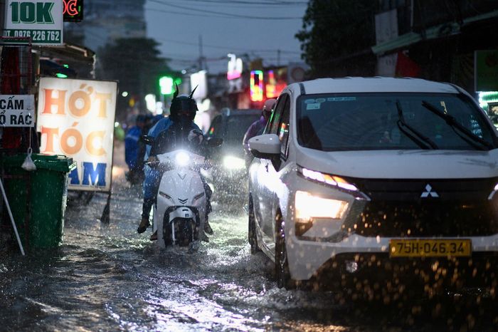  Không chỉ khu vực Ung Văn Khiêm, nhiều điểm khác tại TP.HCM cũng ghi nhận tình trạng ngập sau trận mưa chiều 22/9. Mưa lớn và nước đọng khiến việc di chuyển khó khăn hơn khi lượng phương tiện tăng cao vào giờ tan tầm. Một số người điều khiển xe máy phải men theo những phần đường ít ngập hơn, trong khi ôtô di chuyển chậm qua khu vực nước dâng. 