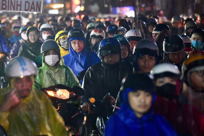  Mưa lớn khiến giao thông trên đường Ung Văn Khiêm ùn ứ kéo dài. Tại ngã tư Ung Văn Khiêm - Nguyễn Gia Trí, các phương tiện phải chờ 2-3 nhịp đèn đỏ mới có thể qua.