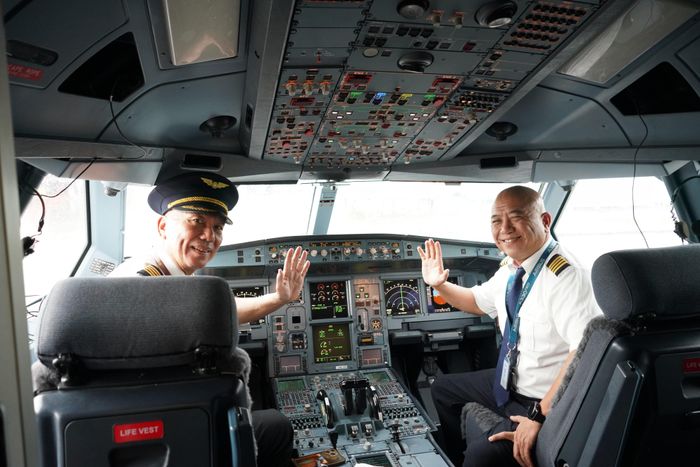  Chuyến bay có sự tham gia điều khiển của ông Hồ Minh Tấn, Phó cục trưởng Cục Hàng không Việt Nam. Ảnh: Quỳnh Danh. 