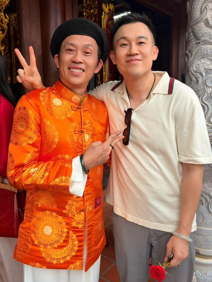  Dương Triệu Vũ cũng tới Nhà thờ Tổ nghề của anh trai để dâng hương. Theo lời nam ca sĩ, đây là dịp quan trọng mà giới nghệ sĩ mỗi năm đều mong chờ. Năm nào, lễ Giỗ Tổ cũng đông vui vì giới nghệ sĩ được gặp gỡ, hàn huyên và tâm sự với nhau. 