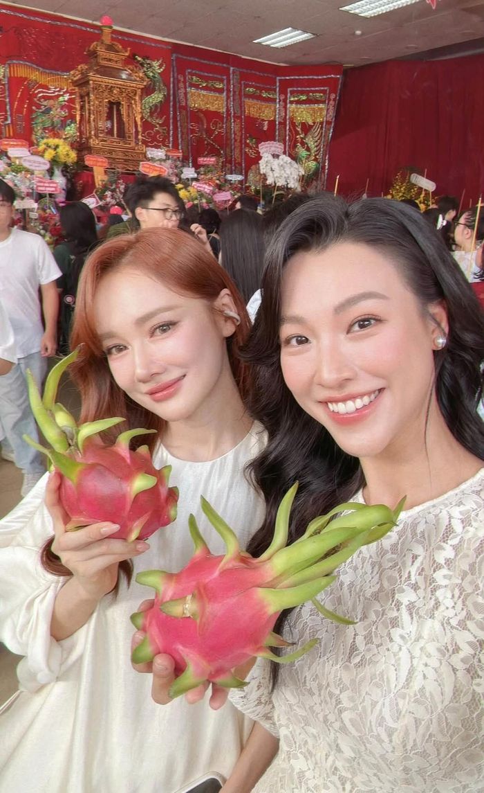 Diễn viên Nhã Phương và MC Hoàng Oanh rạng rỡ khi xuất hiện tại buổi dâng hương Tổ nghiệp. Hoàng Oanh diện váy ren trắng trang nhã trong khi Nhã Phương cũng tươi tắn trong thiết kế đầm suông bánh bèo. "Con biết ơn Tổ nghiệp đã cho con được làm nghề tròn 20 năm nay. Được học hỏi, được trưởng thành, được thử thách và được yêu thương. Mỗi năm vào ngày này, các nghệ sĩ, bạn đồng nghiệp đều có dịp tề tựu về với Tổ để bày tỏ lòng thành, và cầu nguyện những điều tốt đẹp nhất", Hoàng Oanh chia sẻ.