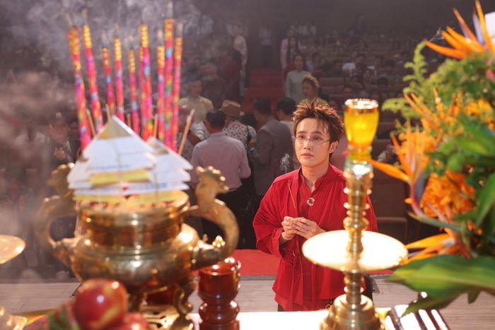  Huỳnh Lập đến dâng hương tại sân khấu kịch Trương Hùng Minh. "Em và con luôn hạnh phúc khi dù đã không diễn sân khấu khá lâu nhưng lễ giỗ năm nào cũng được Thầy Minh Nhí và chị Việt Hương nhớ đến và mời tham dự. Luôn trân quý tình cảm này của thầy và chị, nên dù bận thế nào em cũng sắp xếp đến chung vui cùng sân khấu của mình", anh chia sẻ. Năm nay, Huỳnh Lập vừa có thêm một phim thắng lợi phòng vé là Nghỉ hè sợ nghỉ hưu. Tác phẩm do anh đạo diễn đã mang về hơn 200 tỷ đồng. 