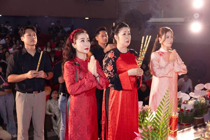  Sân khấu kịch Hồng Vân như mọi năm tiếp tục tổ chức lễ giỗ Tổ ngành sân khấu, được nhiều nghệ sĩ và các lứa học trò dành tới dâng hương, tri ân các bậc tiền bối. Chia sẻ cảm xúc của mình, NSND Hồng Vân bày tỏ xúc động khi ngày giỗ Tổ ấm cúng với đông đảo nghệ sĩ tề tựu. 