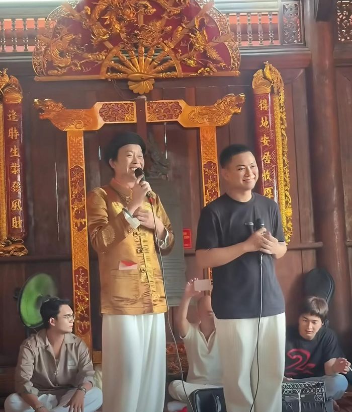 Hoài Lâm tới Nhà thờ Tổ nghề của nghệ sĩ Hoài Linh để tưởng nhớ các bậc tiền bối, cầu mong công việc thuận lợi. Nam ca sĩ cùng cha nuôi song ca bài hát Thương về miền Trung. Tiết mục được đông đảo nghệ sĩ, khán giả có mặt cổ vũ. Năm nay, lễ cúng Tổ nghề tại Nhà thờ Tổ của Hoài Linh diễn ra trong một ngày, với quy mô đơn giản hơn, chủ yếu có sự tham gia của các nghệ sĩ và một số ít khán giả.