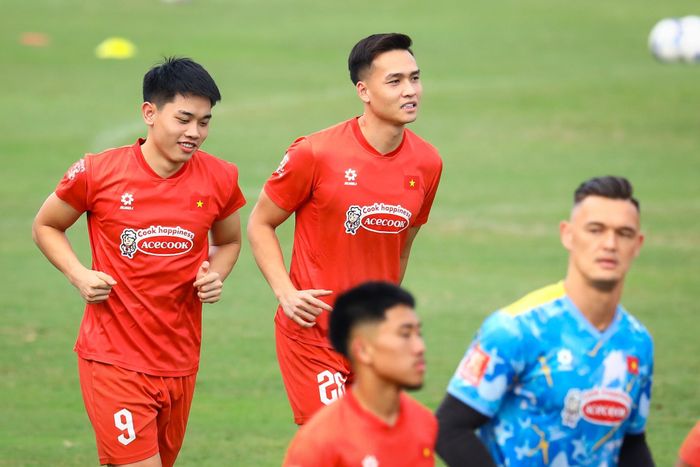 Tuy nhiên, bầu không khí trên tuyển nhìn chung vẫn thoải mái sau tin tức quan trọng này. Đội vừa vô địch ASEAN Cup và hội quân sau một vài vòng đầu V.League, nên phong độ chung của các cầu thủ là khá tốt. 