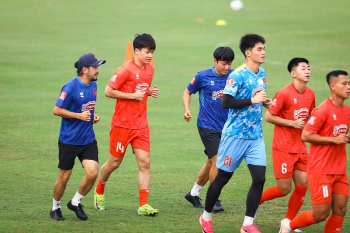  Ngoài Quang Hải, một tiền vệ trung tâm khác của tuyển Việt Nam là đội phó Nguyễn Hoàng Đức cũng gặp vấn đề. Anh phải tập riêng trong buổi tập chiều nay, chưa theo được giáo án chung. 