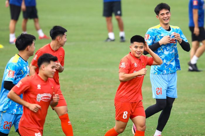  Đương nhiên, các cầu thủ thuần Việt vẫn đóng những vai trò quan trọng. Một trong số ấy là Lê Phạm Thành Long, người chắc suất đá chính sau khi Quang Hải không thể dự giải. 
