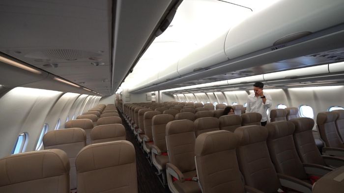 Chiếc A330 được cấu hình 247 ghế, gồm 20 ghế thương gia, 21 ghế eco plus và 206 ghế phổ thông. Khoảng cách giữa các hàng ghế phổ thông lên tới 38 inch, trong khi ghế thương gia có thể ngả phẳng 180 độ.