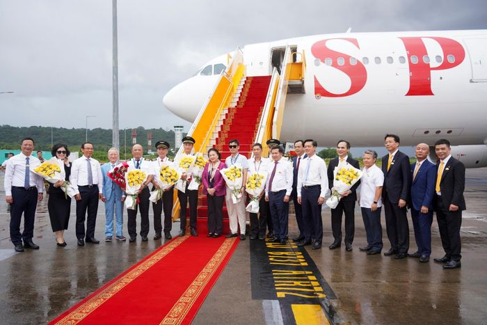 Theo kế hoạch đầu tư, nhà ga hành khách T2 cùng các công trình phụ trợ tại Cảng hàng không quốc tế Phú Quốc có tổng mức đầu tư khoảng 58.000 tỷ đồng, dự kiến đưa vào khai thác từ tháng 4/2027. Hạng mục này được kỳ vọng bổ sung đáng kể năng lực phục vụ hành khách và đáp ứng nhu cầu khai thác quốc tế trong giai đoạn tới.