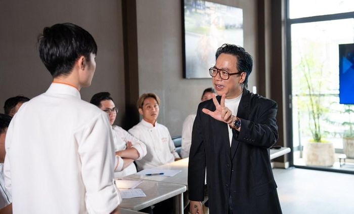 Host Tùng Leo hướng dẫn các thí sinh kỹ năng kể chuyện ẩm thực
