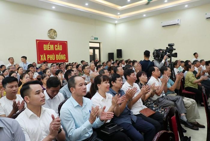 Đại biểu, cử tri dự Hội nghị tại điểm cầu xã Phù Đổng