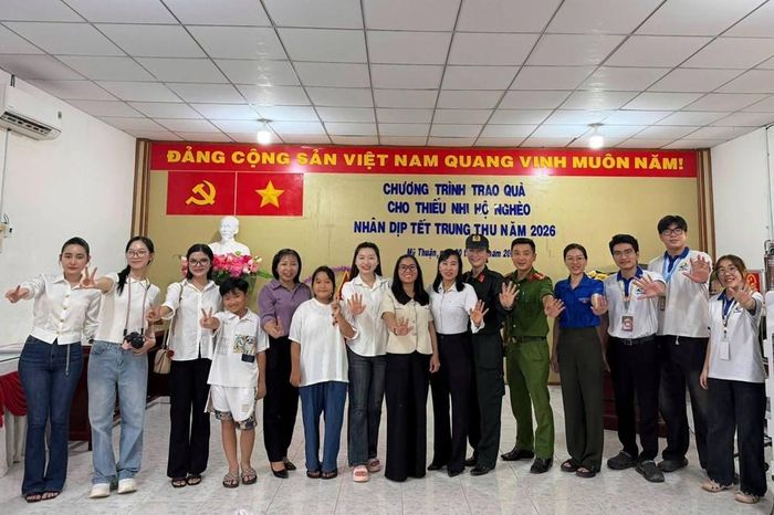 Các đại biểu và mạnh thường quân chụp ảnh trong chương trình