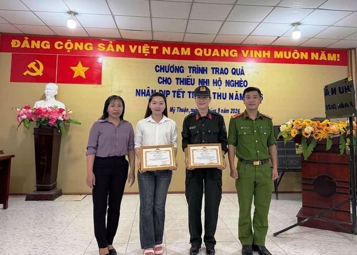 Ban tổ chức trao thư cảm ơn cho các nhà tài trợ cho chương trình