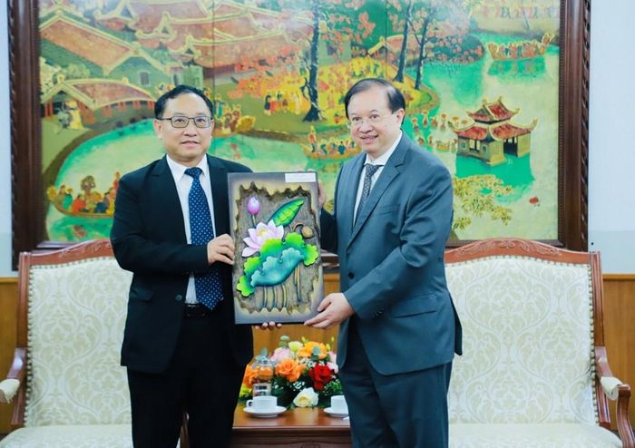 Thứ trưởng Tạ Quang Đông tặng quà lưu niệm Phó Trưởng Ban Tuyên truyền Tỉnh ủy Vân Nam, Giám đốc Văn phòng Xây dựng Văn minh Tinh thần Tỉnh ủy Vân Nam Bành Bân