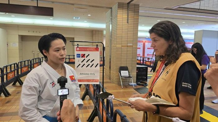 Ngọc Trâm trả lời phỏng vấn báo chí bằng tiếng Anh