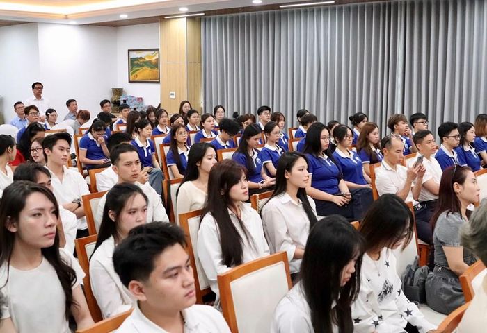 Đại biểu và các sinh viên tham dự Lễ phát động