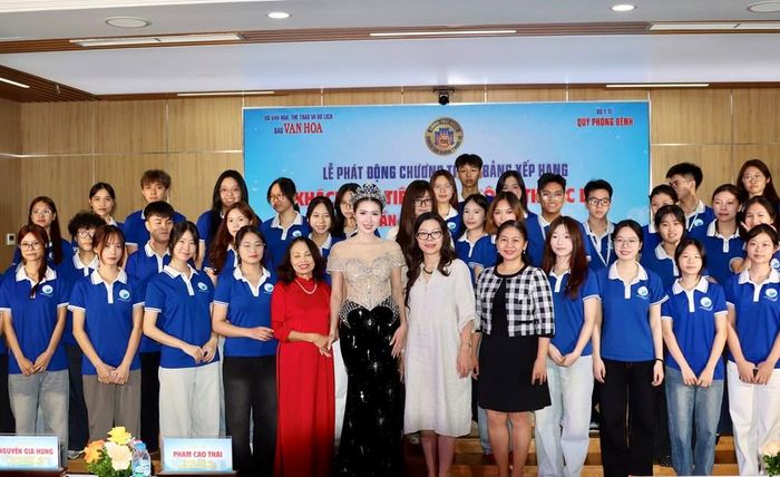Á hậu Nguyễn Linh Chi chụp ảnh lưu niệm cùng đại biểu và các sinh viên tham dự Lễ phát động