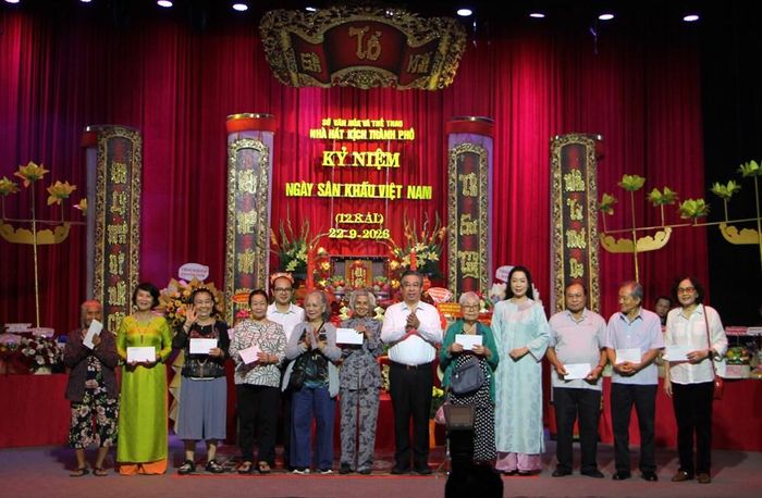 Ông Nguyễn Phước Lộc, Phó Bí thư Thành ủy, Chủ tịch Ủy ban MTTQ Việt Nam TP.HCM (thứ 6, từ phải sang); ông Lê Văn Thái, Phó Giám đốc Sở Văn hóa và Thể thao TP.HCM và NSND Trịnh Kim Chi, Chủ tịch Hội Sân khấu TP.HCM trao quà tri ân các nghệ sĩ lão thành