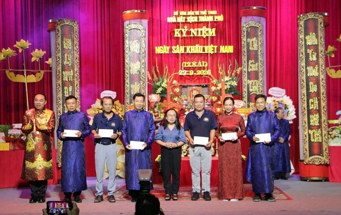 Bà Đinh Thị Thanh Thủy, Phó Trưởng Ban Tuyên giáo Thành ủy TP.HCM và ông Hà Quốc Cường, Giám đốc Nhà hát Kịch Thành phố tặng quà tri ân các nghệ sĩ