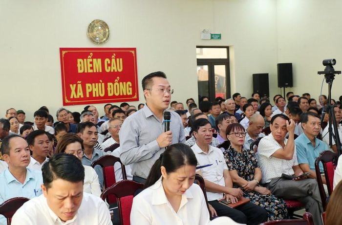 Cử tri đặt câu hỏi tại điểm cầu xã Phù Đổng