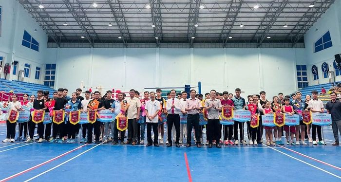 Ban tổ chức trao cờ lưu niệm cho các đoàn tham gia thi đấu