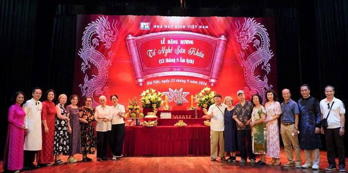 Nhà hát Kịch Việt Nam tổ chức lễ dâng hương tưởng nhớ Tổ nghề sân khấu, tri ân các thế hệ tiền nhân đã đặt nền móng và bồi đắp truyền thống nghệ thuật của Nhà hát. Ảnh: Hà Châu