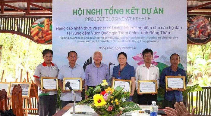 Khen thưởng các hộ dân tham gia tốt chương trình thời gian qua