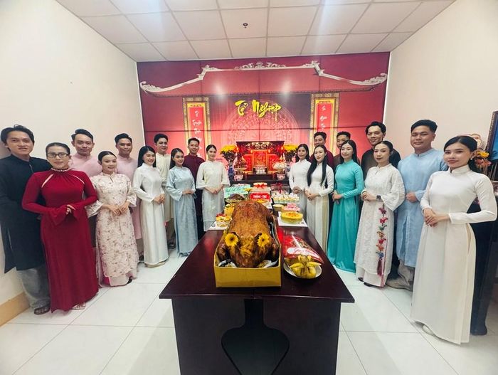 Các diễn viên tham gia dâng hương tri ân Tổ nghiệp