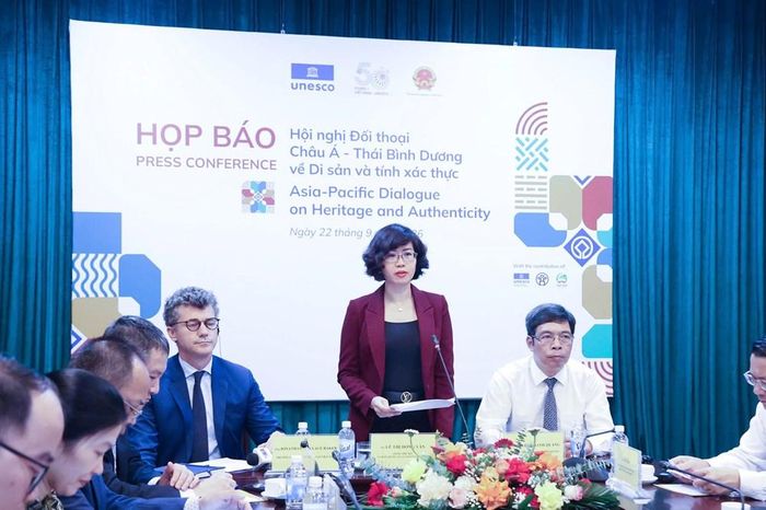 Bà Lê Thị Hồng Vân, Tổng Thư ký Ủy ban Quốc gia UNESCO Việt Nam phát biểu tại cuộc họp báo
