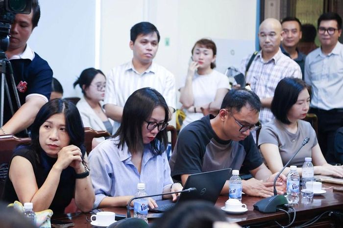 Đông đảo nhà báo, phóng viên tham dự họp báo
