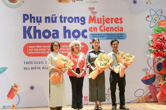 Đại sứ Đặc mệnh toàn quyền Vương quốc Tây Ban Nha tại Việt Nam Carmen Cano de Lasala (thứ hai từ trái qua) tham dự và tặng hoa các đơn vị tham gia chương trình