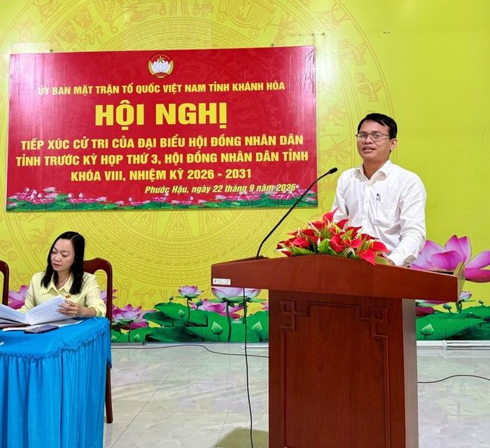 Ông Đàng Năng Tom, Phó Bí thư Đảng ủy, Chủ tịch UBND xã phát biểu, trao đổi và làm rõ một số nội dung cử tri quan tâm
