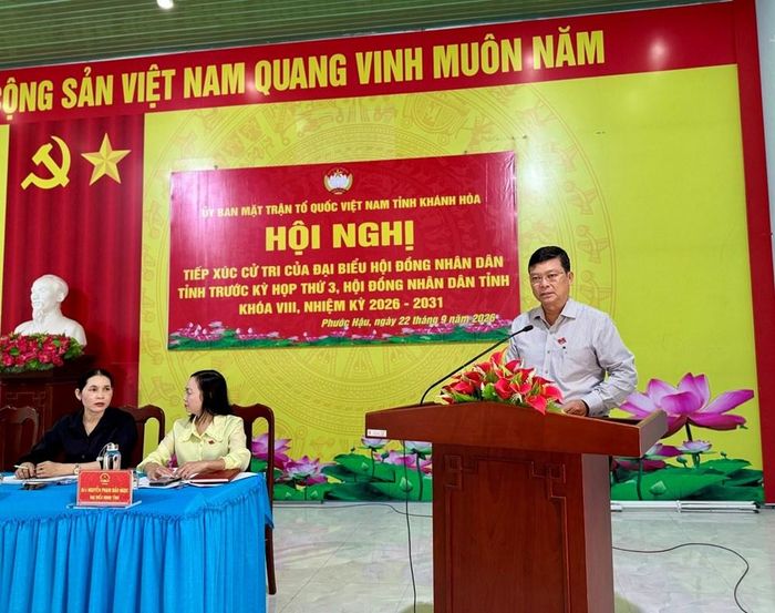 Ông Nguyễn Quang Nhật, Đại biểu HĐND tỉnh Khánh Hòa giải đáp ý kiến, kiến nghị của cử tri tại Hội nghị