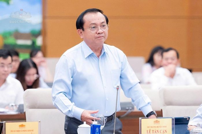 Thứ trưởng Bộ Tài chính Lê Tấn Cận trình bày tờ trình