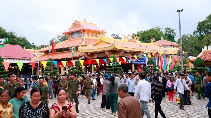 Du khách đến tham quan, chiêm bái tại chùa Thới Sơn