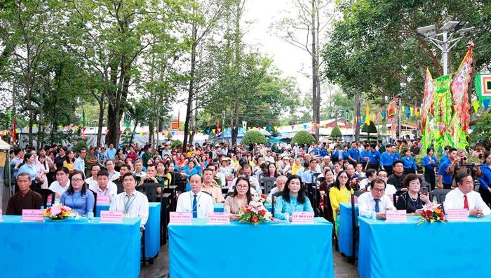Các đại biểu và nhân dân về tham dự kỷ niệm 170 năm ngày giỗ cụ Đoàn Minh Huyên