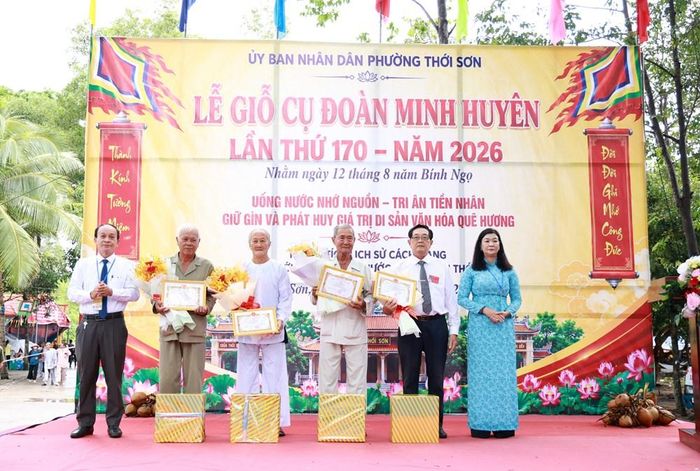Đại diện UBND phường Thới Sơn khen thưởng cho tập thể và cá nhân có thành tích tôn tạo di tích