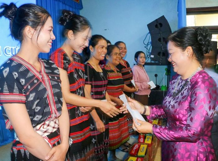 Bà Dương Thị Thu Thủy, Phó Chủ tịch Ủy ban MTTQ Việt Nam, Chủ tịch Hội Liên hiệp Phụ nữ TP. Huế trao quà cho các phụ nữ xã A Lưới 5. Ảnh: N.Minh