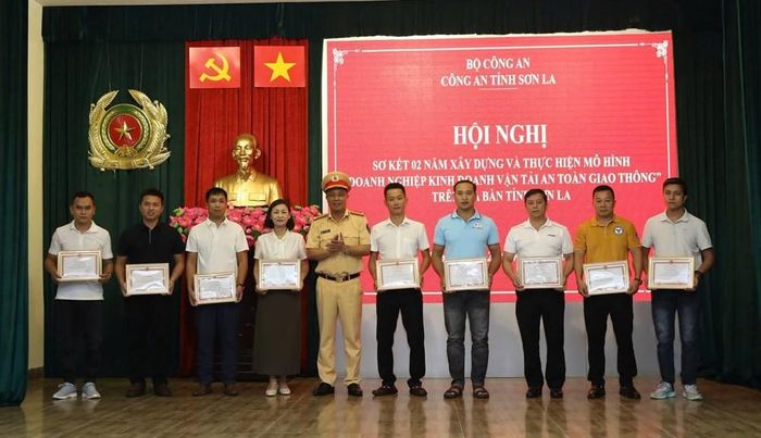Các tập thể, cá nhân có thành tích xuất sắc trong xây dựng, thực hiện mô hình "Doanh nghiệp kinh doanh vận tải an toàn giao thông" được trao tặng giấy khen